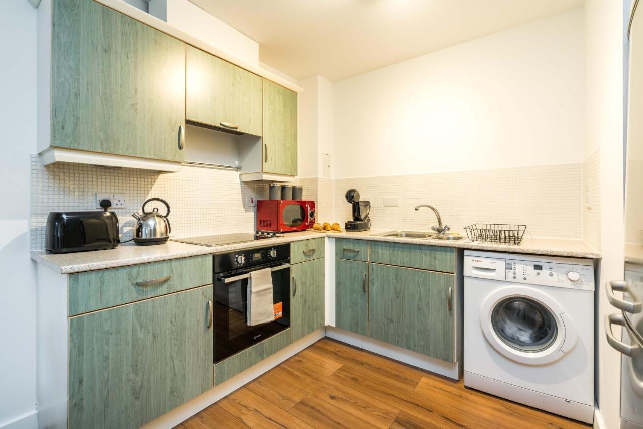 Fast Internet One Bedroom Apartment In Greater London, Id Required Extérieur photo