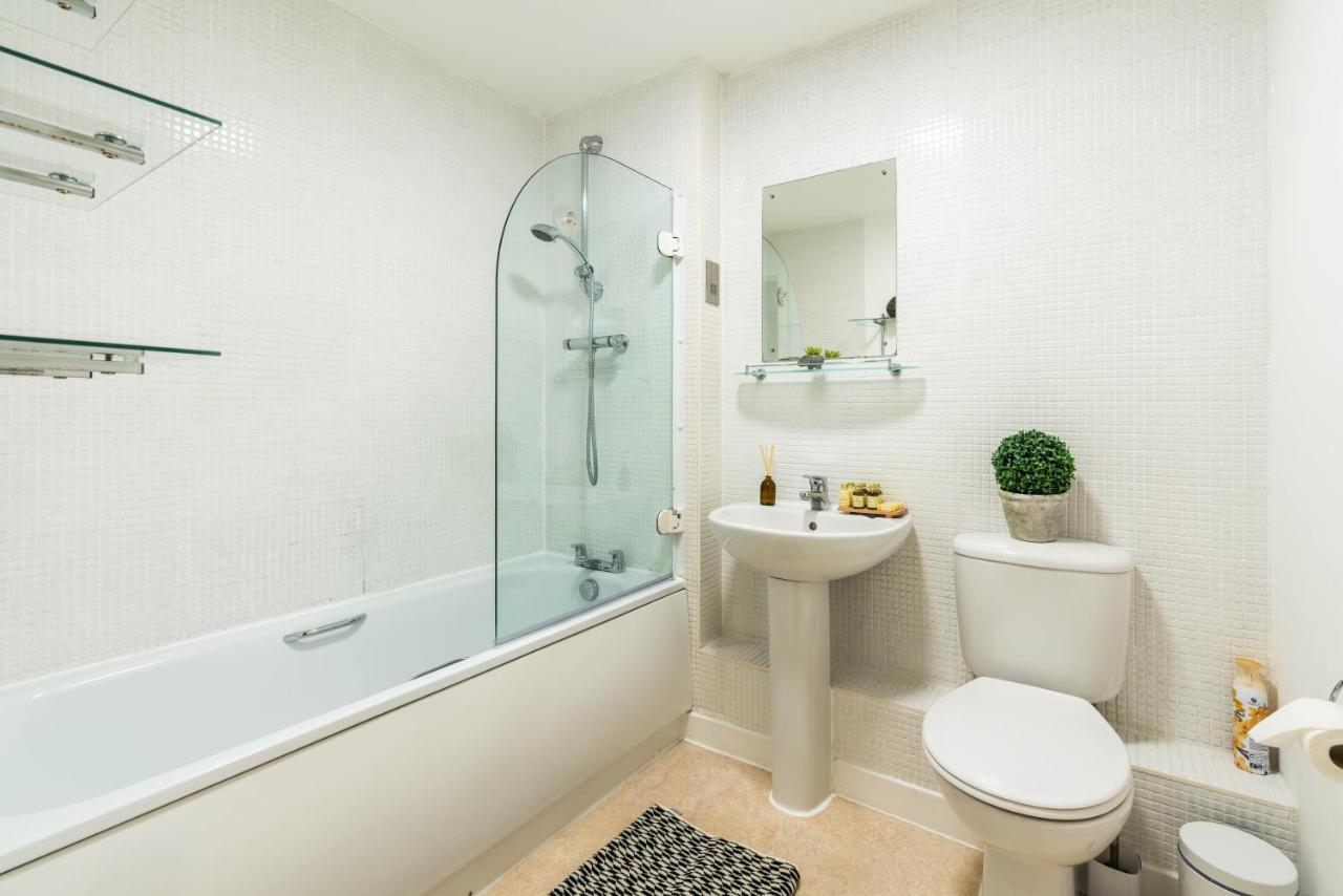 Fast Internet One Bedroom Apartment In Greater London, Id Required Extérieur photo