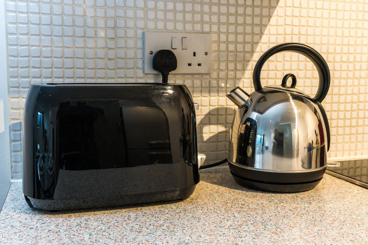 Fast Internet One Bedroom Apartment In Greater London, Id Required Extérieur photo