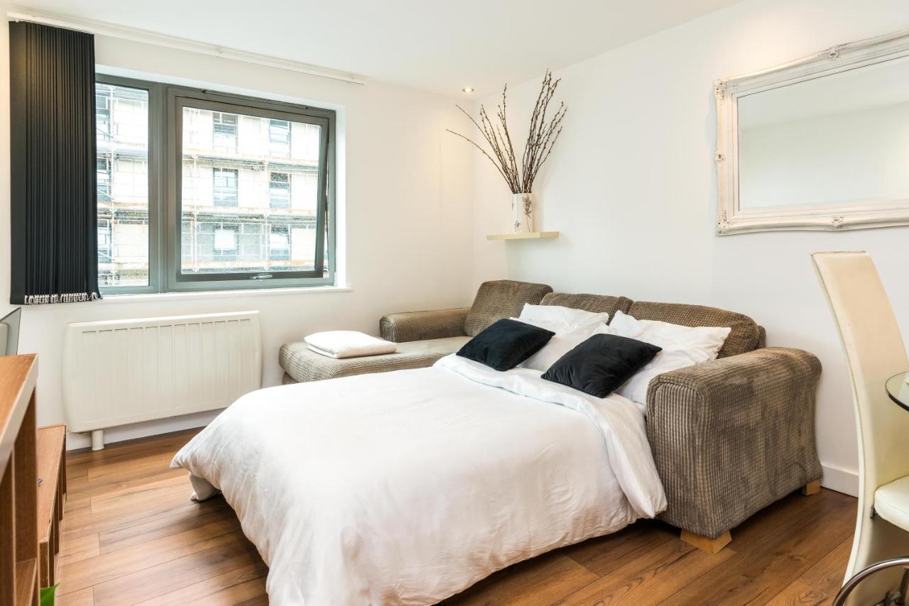Fast Internet One Bedroom Apartment In Greater London, Id Required Extérieur photo