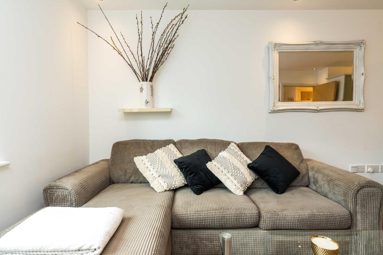 Fast Internet One Bedroom Apartment In Greater London, Id Required Extérieur photo